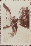 862745 Afbeelding van Piet Huussen fietsend in de Oranjestraat in Wijk C te Utrecht. Huussen werkte toentertijd bij de ...